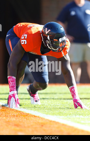 Virginia Cavaliers defensive End Cam Johnson (56) erwärmt sich vor dem Spiel gegen Georgia Tech Yellow Jackets bei Scott Stad Stockfoto