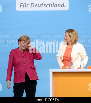 Ludwigshafen, Deutschland. 14. August 2013. Bundeskanzlerin Angela Merkel (CDU, L) nimmt Teil an einer Wahl-Kampagne-Veranstaltung in Ludwigshafen, Deutschland, 14. August 2013. Rechts von ihr steht Julia Kloeckner, CDU-Vorsitzende und Fraktion Vorsitzende in den Landtag von Rheinland-Pfalz. Deutschland hält Bundestagswahl am 22. September 2013. Foto: ULI DECK/Dpa/Alamy Live-Nachrichten Stockfoto