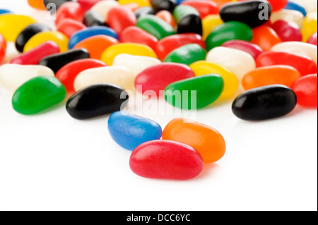 Gummibärchen auf weißem Hintergrund Stockfoto
