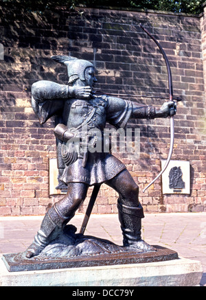 Bronzestatue von Robin Hood außerhalb der Burg, Nottingham, England. Stockfoto