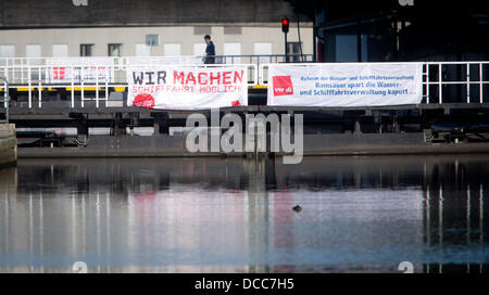 Berlin, Deutschland. 15. August 2013. Banner hängen an der Schleuse Muehlendamm in Berlin, Deutschland, 15. August 2013. Schleuse Tierpfleger blockieren Wasserwege während eines Streiks Warnung. Union Verdi begreift Kürzungen von bis zu einem Viertel der 12.000 Arbeitsplätze insgesamt in Deutschland im Rahmen der Reform der Federal Wasserstraßen und Schifffahrt Verwaltungen. Foto: KAY NIETFELD/Dpa/Alamy Live News Stockfoto