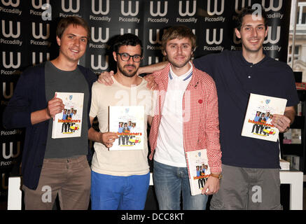 Joe Thomas, Simon Bird, James Buckley, Blake Harrison The Inbetweeners Jahrbuch - Signierstunde anlässlich Waterstone's in Piccadilly London, England - 29.09.11 Stockfoto