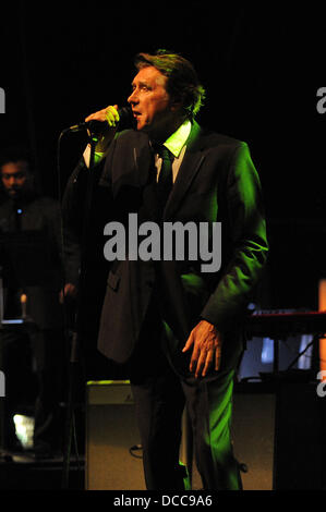 Bryan Ferry führt bei einem schwach beleuchteten intime Auftritt im Fillmore Miami Beach. Miami, Florida - 29.09.11 Stockfoto