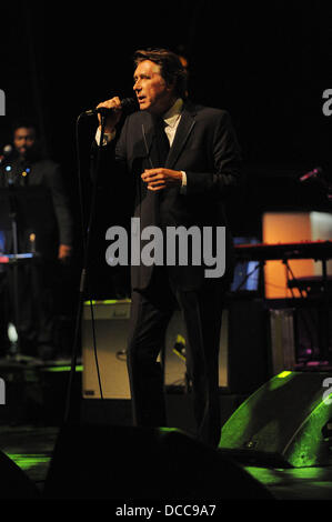 Bryan Ferry führt bei einem schwach beleuchteten intime Auftritt im Fillmore Miami Beach. Miami, Florida - 29.09.11 Stockfoto