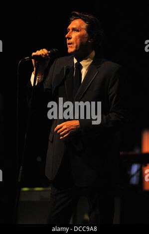 Bryan Ferry führt bei einem schwach beleuchteten intime Auftritt im Fillmore Miami Beach. Miami, Florida - 29.09.11 Stockfoto