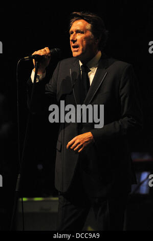 Bryan Ferry führt bei einem schwach beleuchteten intime Auftritt im Fillmore Miami Beach. Miami, Florida - 29.09.11 Stockfoto