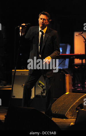 Bryan Ferry führt bei einem schwach beleuchteten intime Auftritt im Fillmore Miami Beach. Miami, Florida - 29.09.11 Stockfoto