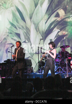 Bryan Ferry führt bei einem schwach beleuchteten intime Auftritt im Fillmore Miami Beach Miami, Florida - 29.09.11 Stockfoto