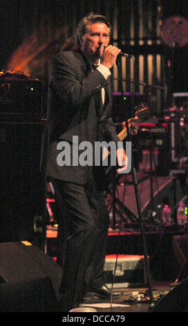 Bryan Ferry führt bei einem schwach beleuchteten intime Auftritt im Fillmore Miami Beach Miami, Florida - 29.09.11 Stockfoto