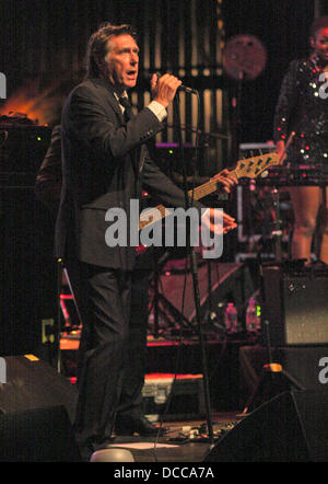 Bryan Ferry führt bei einem schwach beleuchteten intime Auftritt im Fillmore Miami Beach Miami, Florida - 29.09.11 Stockfoto