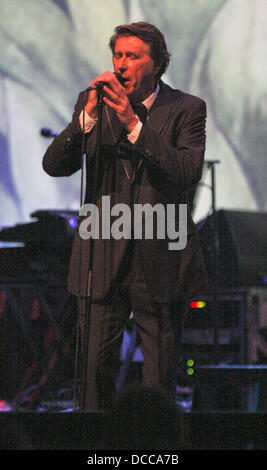 Bryan Ferry führt bei einem schwach beleuchteten intime Auftritt im Fillmore Miami Beach Miami, Florida - 29.09.11 Stockfoto