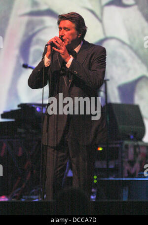 Bryan Ferry führt bei einem schwach beleuchteten intime Auftritt im Fillmore Miami Beach Miami, Florida - 29.09.11 Stockfoto