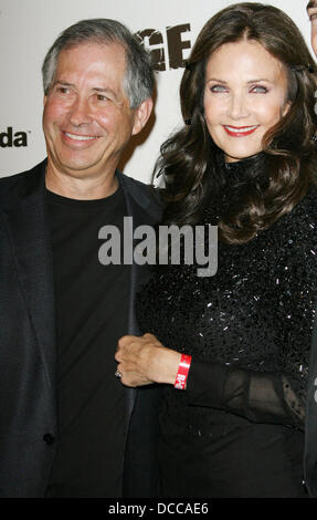 Lynda Carter mit Ehemann Robert Altman offizielle Launch Party für das am meisten erwartete Video-Spiel des Jahres "Rage" abgehaltenen Chinatown historischen Central Plaza Los Angeles, Kalifornien - 30.09.11 Stockfoto