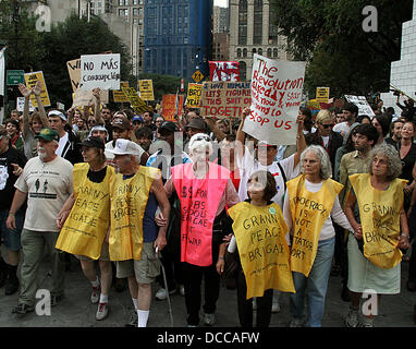 Atmosphäre-Demonstranten, die außerhalb der Wall Street für zwei Wochen kampiert haben sind in Manhattan marschiert. Occupy Wall Street-Bewegung, deren Mitglieder geschworen haben, durch den Winter zu bleiben, sind Themen wie 2008 Bankenrettungen und hohe Arbeitslosigkeit protestiert. Mehr als 1.000 Menschen marschierten vorbei an Rathaus und außen Polizeipräsidium. New York City, USA - 30.09.11 obligatorisch Stockfoto