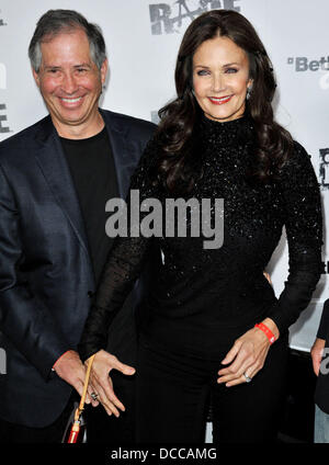 Lynda Carter mit Ehemann Robert Altman offizielle Launch Party für das am meisten erwartete Video-Spiel des Jahres "Rage" abgehaltenen Chinatown historischen Central Plaza Los Angeles, Kalifornien - 30.09.11 Stockfoto