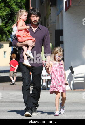 Ben Affleck und seinen Töchtern Violet und Seraphina Affleck sind zu sehen bei einem Spaziergang im West Hollywood West Hollywood, Kalifornien - 01.10.11 Stockfoto