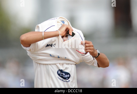 Monty Panesar von Sussex zieht heute auf seinen Pullover gegen Australien spielen Australien in Hove County Ground Stockfoto