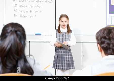 ein Student, eine Präsentation vor der Klasse Stockfoto