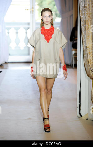 Modell Paris Fashion Week Frühjahr/Sommer 2012 Ready To Wear - Andrew GN - Laufsteg Paris, Frankreich - 02.10.11 Stockfoto