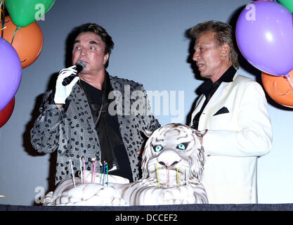 Roy Horn, Siegfried Fischbacher The Mirage feiert Meister Illusionist Roy Horn Geburtstag statt bei Siegfried und Roy es Secret Garden und Dolphin Habitat im The Mirage Resort &amp; Casino Las Vegas, Nevada - 02.10.11 Stockfoto