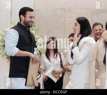 Indische Bollywood-Schauspieler Saif Ali Khan und seine Freundin Kareena Kapoor besuchen eine Gebet-Funktion im Speicher Mansur Ali Khan Pataudi New Delhi, Indien - 01.10.11 Stockfoto