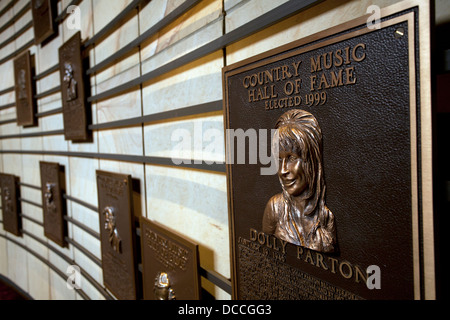 Plaketten der Country und Rock n roll Stars in die Country Music Hall Of Fame and Museum in Nashville Tennessee USA aufgenommen Stockfoto
