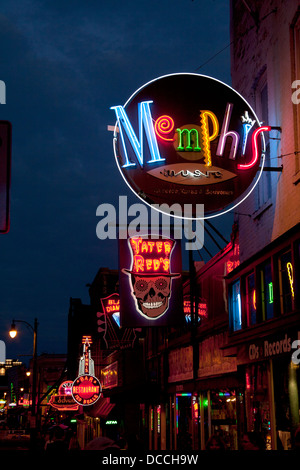 Neon nachts erleuchtete Gebäude Bars und Clubs auf der Beale Street in Memphis Tennessee USA Stockfoto