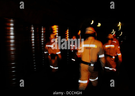 South Africa Anglo Gold Ashanti Mponeng Mine in der Nähe von Carletonville West Johannesburg 11. November 2008: Bergleute vorbei an Rohren Stockfoto