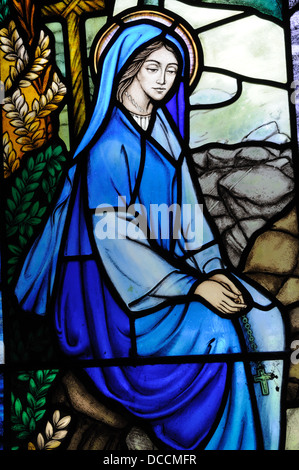 Glasmalerei-Fenster Darstellung St Winefride bei St Winefrides gut Holywell Shrine Wallfahrtsort Flintshire Wales Cymru UK Stockfoto