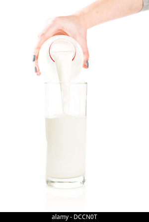 Frischen weiße Milch aus der Flasche gießen in ein Glas Stockfoto