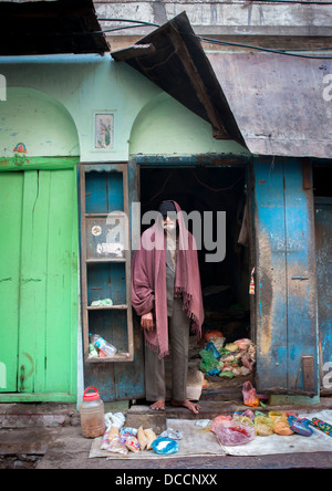 Alter Mann mit Sonnenbrille, Varanasi, Indien Stockfoto