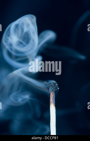 Rauch von einem Spiel, das nur löschte war, Stockfoto