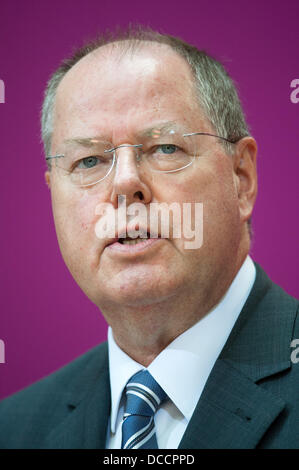 Peer Steinbrück, der Kanzler candidiate der Sozialdemokraten, spricht über die Energiepolitik in Berlin, Deutschland, 15. August 2013. Foto: MAURIZIO GAMBARINI Stockfoto