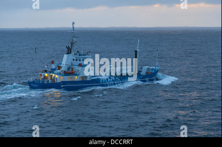 Schiff in der Abenddämmerung Stockfoto