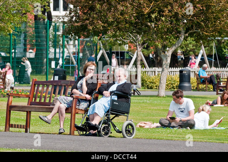 Jung und alt nehmen Sie sich Zeit, die erste anständige britische Sommer in Jahren genießen in Lowther Gärten, Lytham St Annes, Lancs Stockfoto