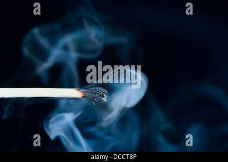 Rauch von einem Spiel, das nur löschte war, Stockfoto