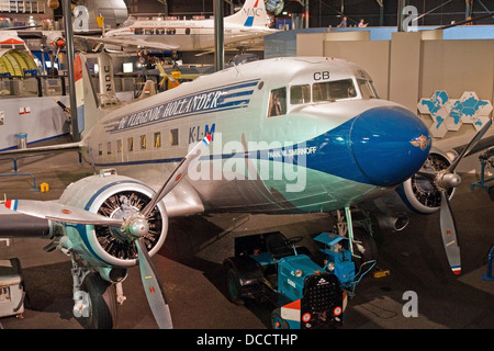 Douglas Dakota in Lelystad Aviodrome Flieger Flab Museum. Gemalt in der frühen Nachkriegszeit Farben der niederländischen Fluggesellschaft KLM. Stockfoto