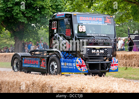 LKW-Konvertierung machen eine Geschwindigkeit laufen bei der Cholmondely Pageant of Power Racing Stockfoto
