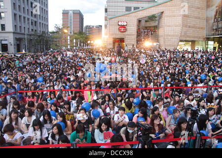 Taipei, Taiwan. 13. August 2013. Mitglied der SJ-M, koreanischer Sänger HENRY fördert seine Mini-Album "TRAP'in Taipei, Taiwan auf Dienstag, 13. August 2013. © TopPhoto/Alamy Live-Nachrichten Stockfoto