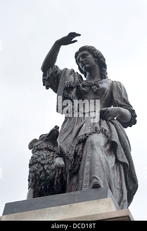 Messing Statue von Flora MacDonald steht außerhalb der Burg in Inverness Schottland Stockfoto