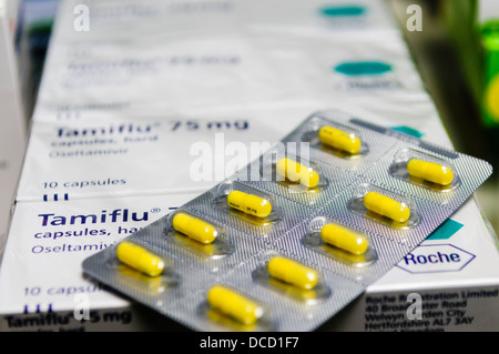 Tamiflu 30mg Tabletten sitzen oben auf Boxen von Tamiflu 75 mg in Umhüllung in einer Apotheke Stockfoto