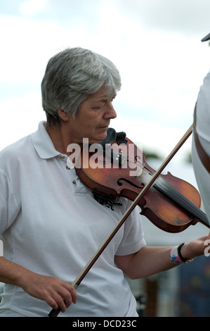 Geige Spieler bei Warwick Folk Festival, UK Stockfoto