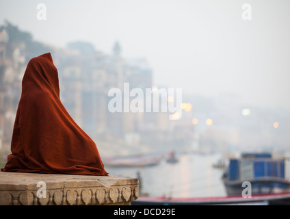 Sadhu meditieren über Fluss Ganges, Varanasi, Indien Stockfoto