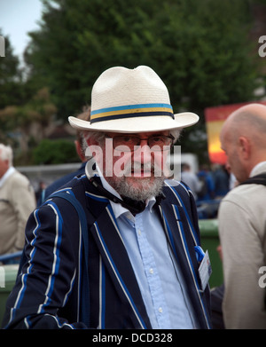 Ein Cricket-Fan trägt einen Blazer und Panama Hut Stockfoto