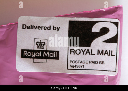 Zustellung per Royal Mail 2 GB Angaben zum frankierten GB auf der Verpackung Stockfoto
