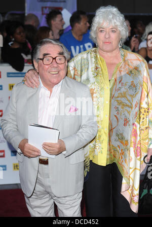 Ronnie Corbett und seine Frau Anne Hart der Stolz von Großbritannien Awards 2011 - Ankünfte London, England - 03.10.11 Stockfoto