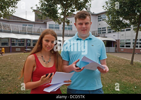 Bromley, Kent, UK.15th August 2013.  Eine Ebene Studenten James Moore & Joanna Bannister, wegweisend war Business und Marketing Student James Moore, zwei sicherte, A * s und eine B-Klasse, sie sind beide von Bischof Justus Schoo Credit: Keith Larby/Alamy live News Stockfoto