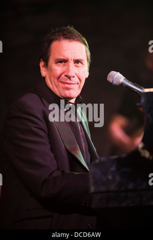 Jools Holland spielt mit seinem Rhythmus und Blues Orchestra auf der Bühne am Brecon Jazz Festival 2013 Stockfoto