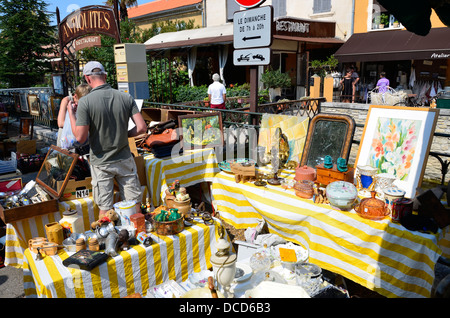 L'Isle sur la Sorgue hosts messen Antiquitäten' an Ostern und über den 15. August Urlaub, einen weltweiten Ruf zu dieser kleinen Stadt gegeben haben. Stockfoto