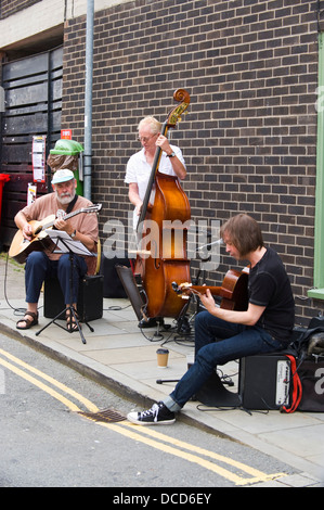 MADI Stimpson Trio spielen auf der Straße während der Brecon Jazz Festival 2013 Stockfoto